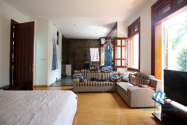 Spacious house with open living room and nice bathrooms to rent in Ciputra